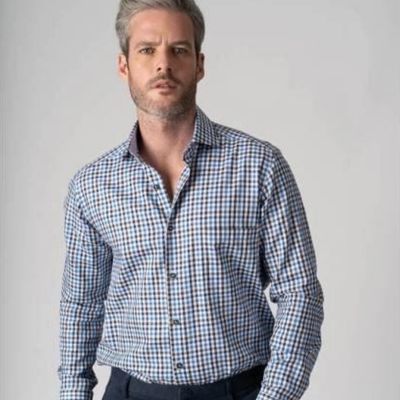 Uomo con camicia a quadretti regular fit